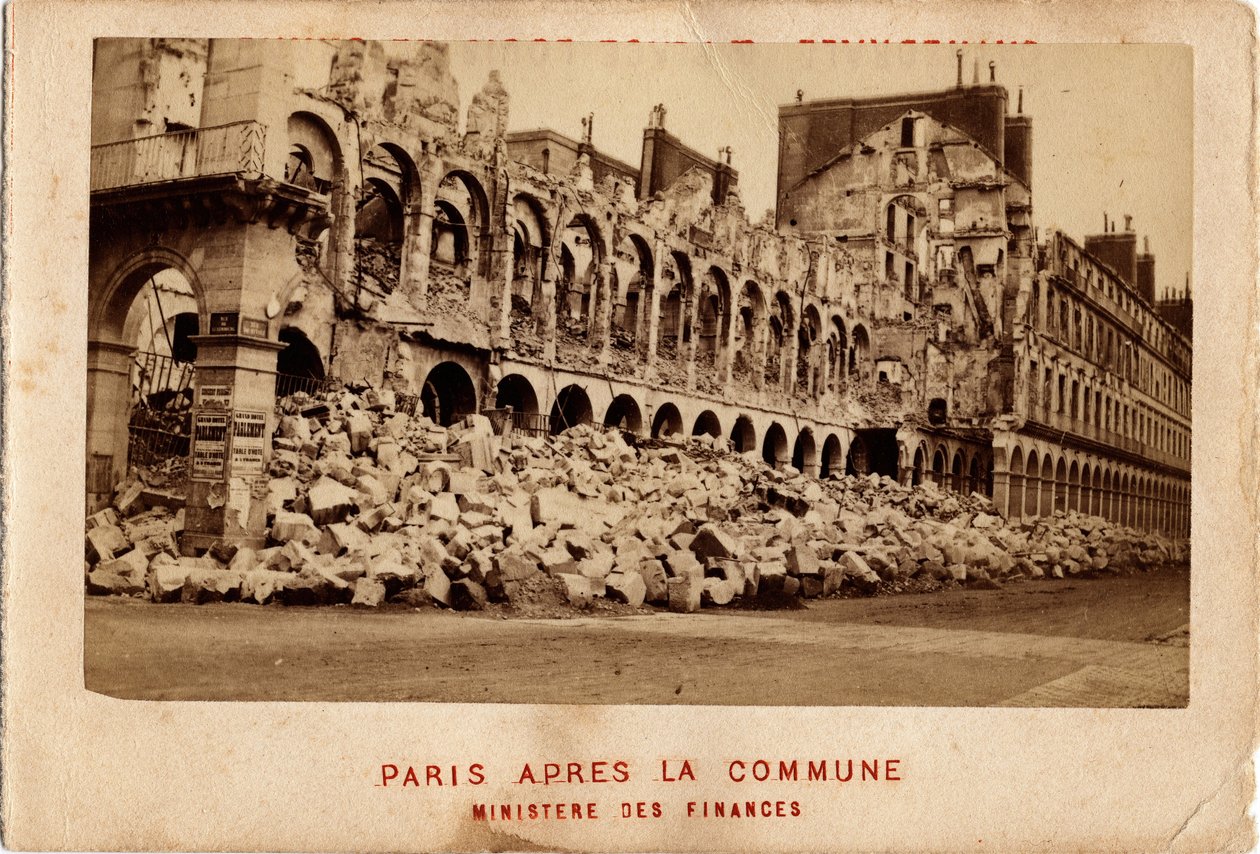 Paris kommun (1871) sett från finansministeriet detruit. Fotografi. Tryck på kartong Dim. 10,4x6,9 cm av Unbekannt