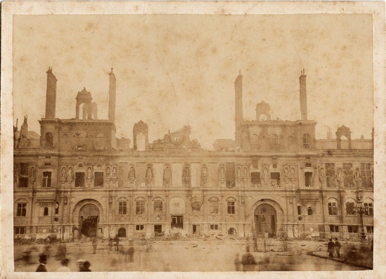 Paris kommun (1871): utsikt över stadshusbranden i maj 1871. Anonym fotografering, tryck på kartong Dim. 15x10 cm av Unbekannt