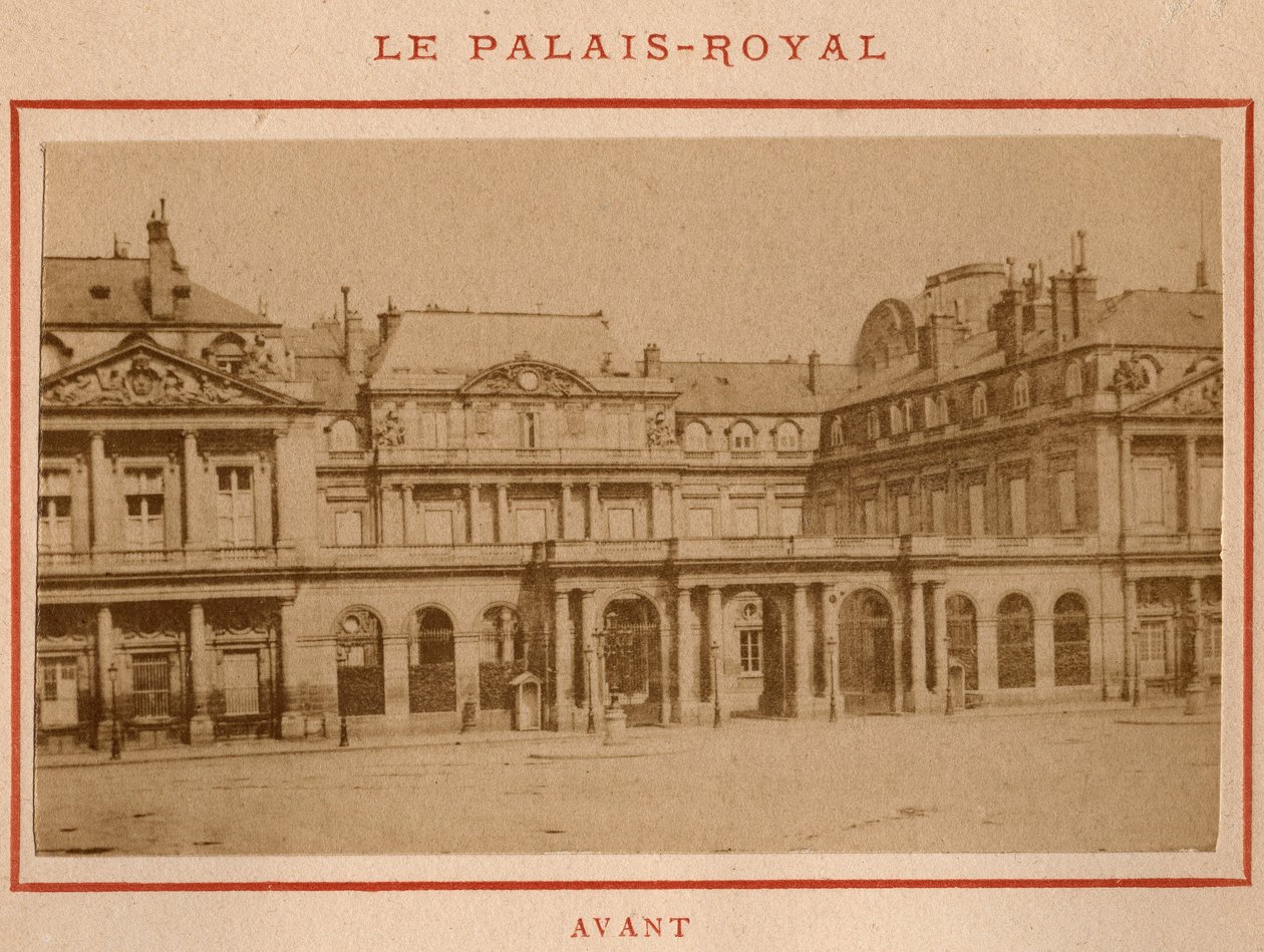 Paris kommun (1871): utsikt över Palais-Royal (Palais Royal) i Paris före branden i maj 1871. Fotografi av Pierre Pepetit. Tryck på kartong, Dim. 9x5,4 cm av Unbekannt