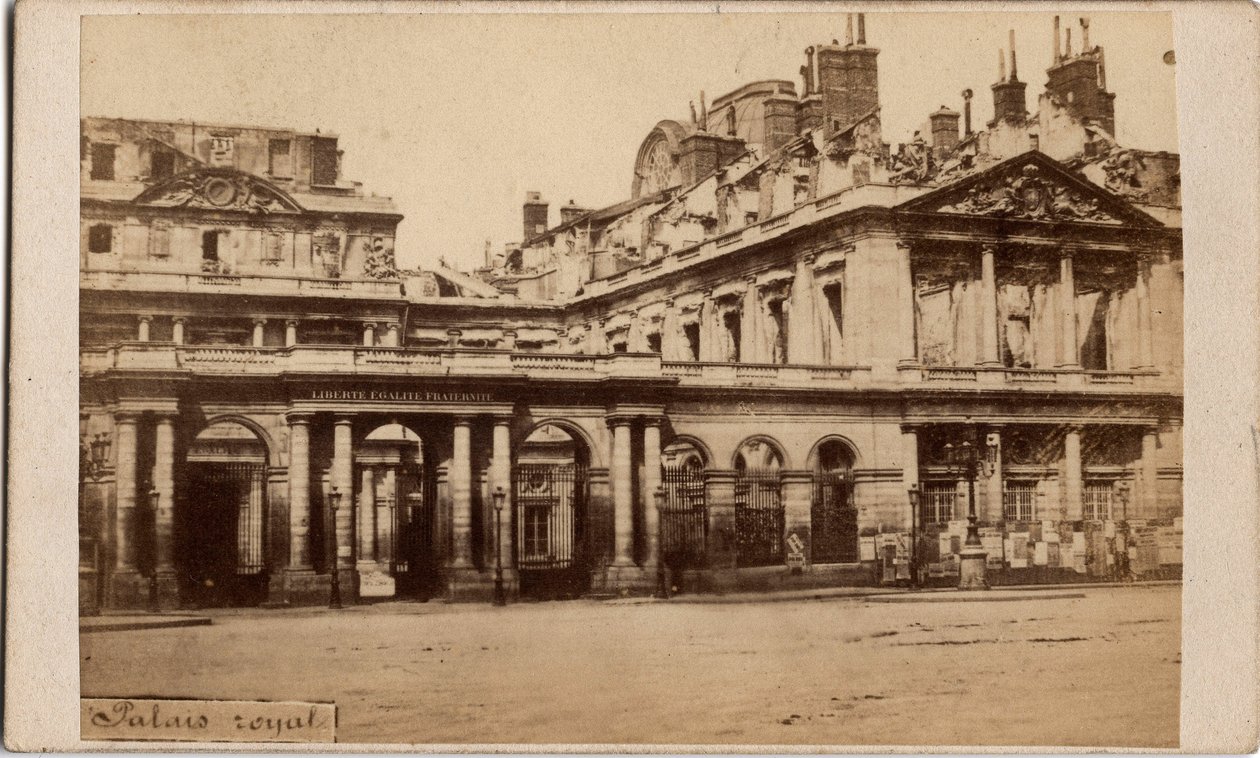 Paris kommun (1871): utsikt över Palais-Royal efter branden i maj 1871. Anonym fotografering. Tryck på kartong Dim. 10x6,9 cm av Unbekannt