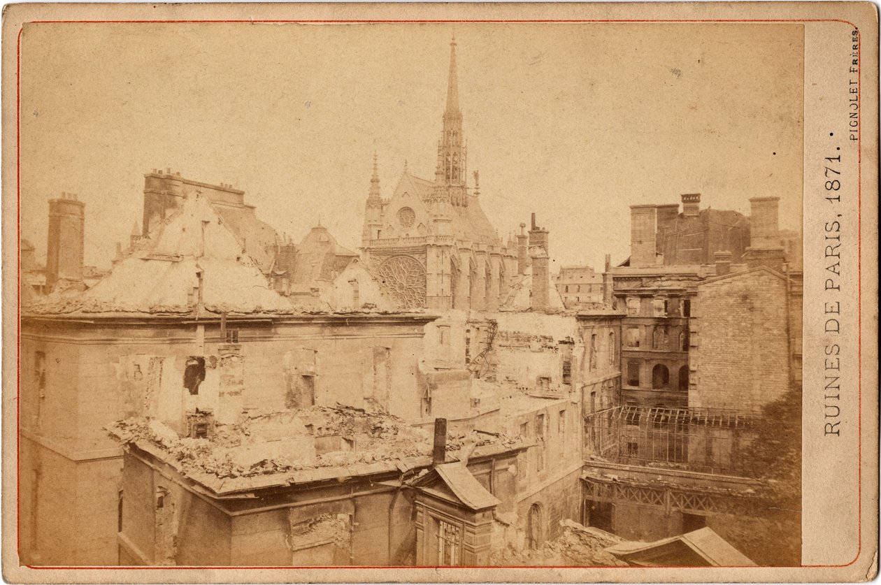 Paris kommun: utsikt över ruinerna av Palais de Justice och Sainte Chapelle i Paris i maj 1871. Fotografi Bröderna Pignolet. Dämpa. 16,3x10,8 cm av Unbekannter Künstler