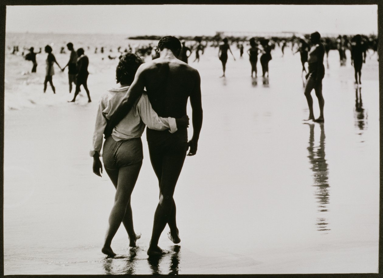 Par som går i vattnet på Coney Island, New York City, Untitled 46, c.1953-64 (s/v foto) av Unbekannter Künstler
