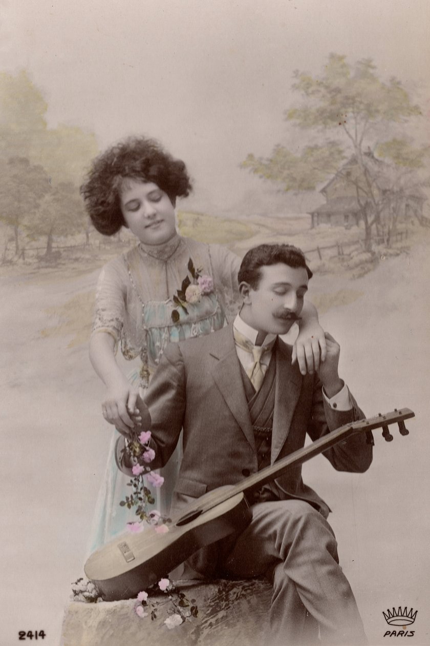 Par med blommor och spansk gitarr, Frankrike, ca 1910 (vykort) av Unbekannter Künstler