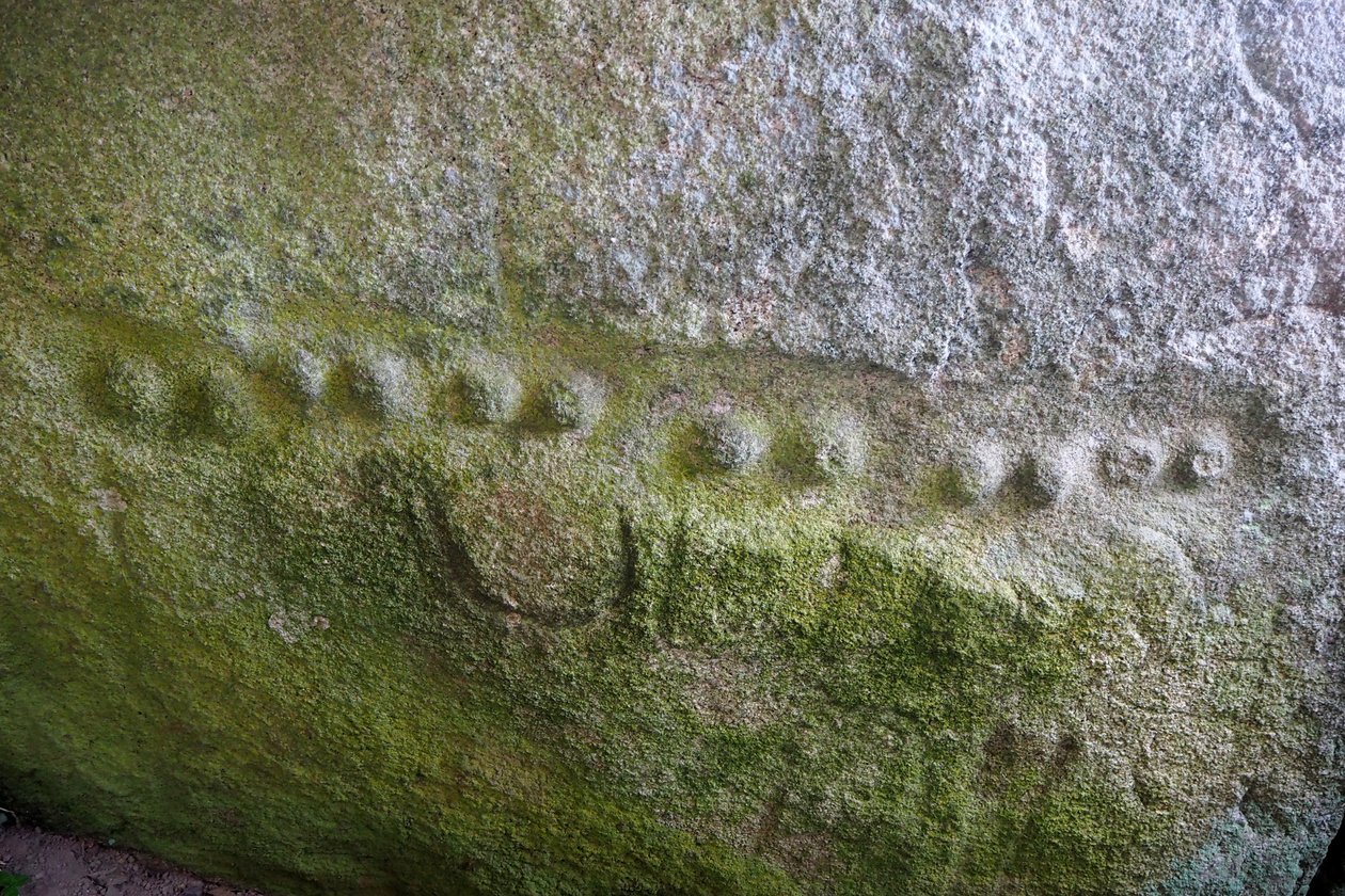 Täckt Alle of Kerguntuil, Dolmens inre, detaljgravyr i prickar. Ungefär -2000 f.Kr., Tregastel, Côtes-d