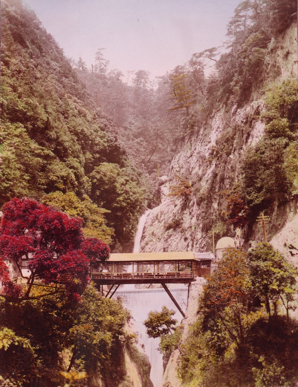 Täckt bro i en brant ravin, med vattenfall i bakgrunden, Japan, ca 1890-1910 av Unbekannt