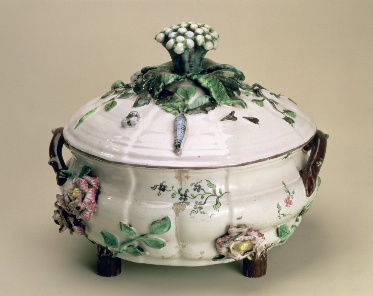 Täckt terrin, dekorerad med applicerad prydnad av blommor och grönsaker, av Johan Ludwig Eberhard Ehrenreich (1722-1803), Marieberg, sent 1700-tal (lergods) av Unbekannt