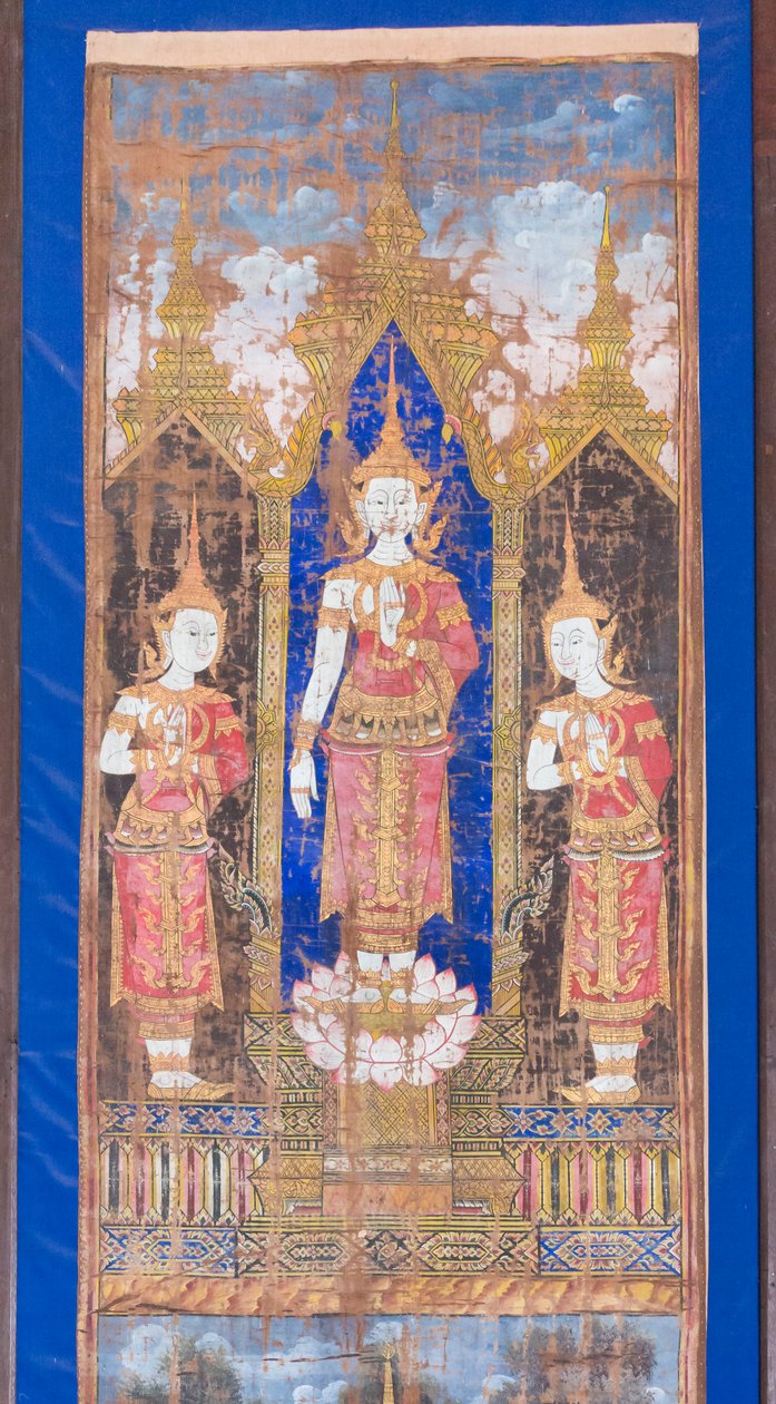 Krönad Buddha flankerad av två stående lärjungar av Unbekannter Künstler