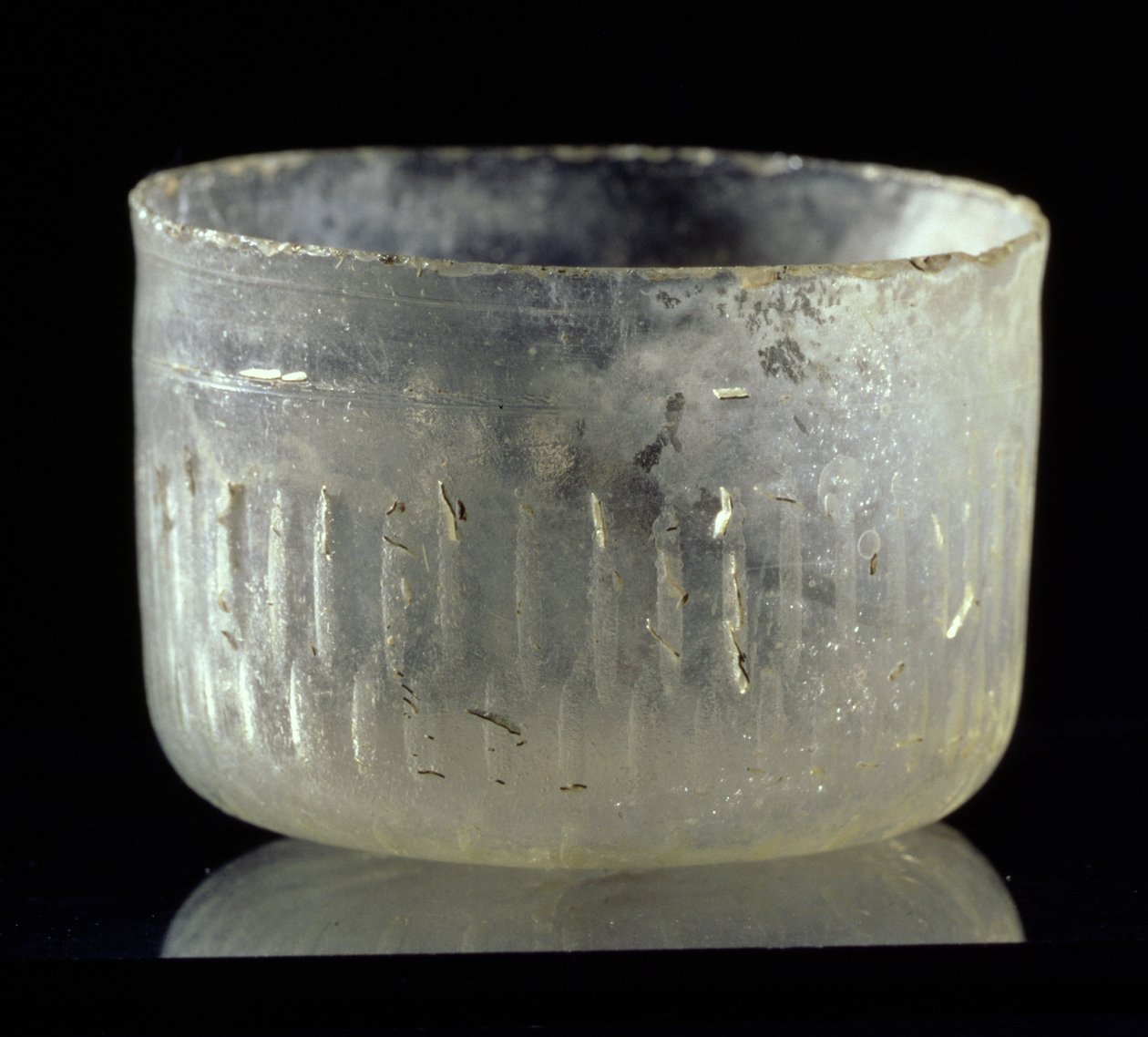Kopp med hjulskuren dekor, från Syrien eller Egypten, islamisk period, ca 900 e.Kr. (glas) av Unbekannt