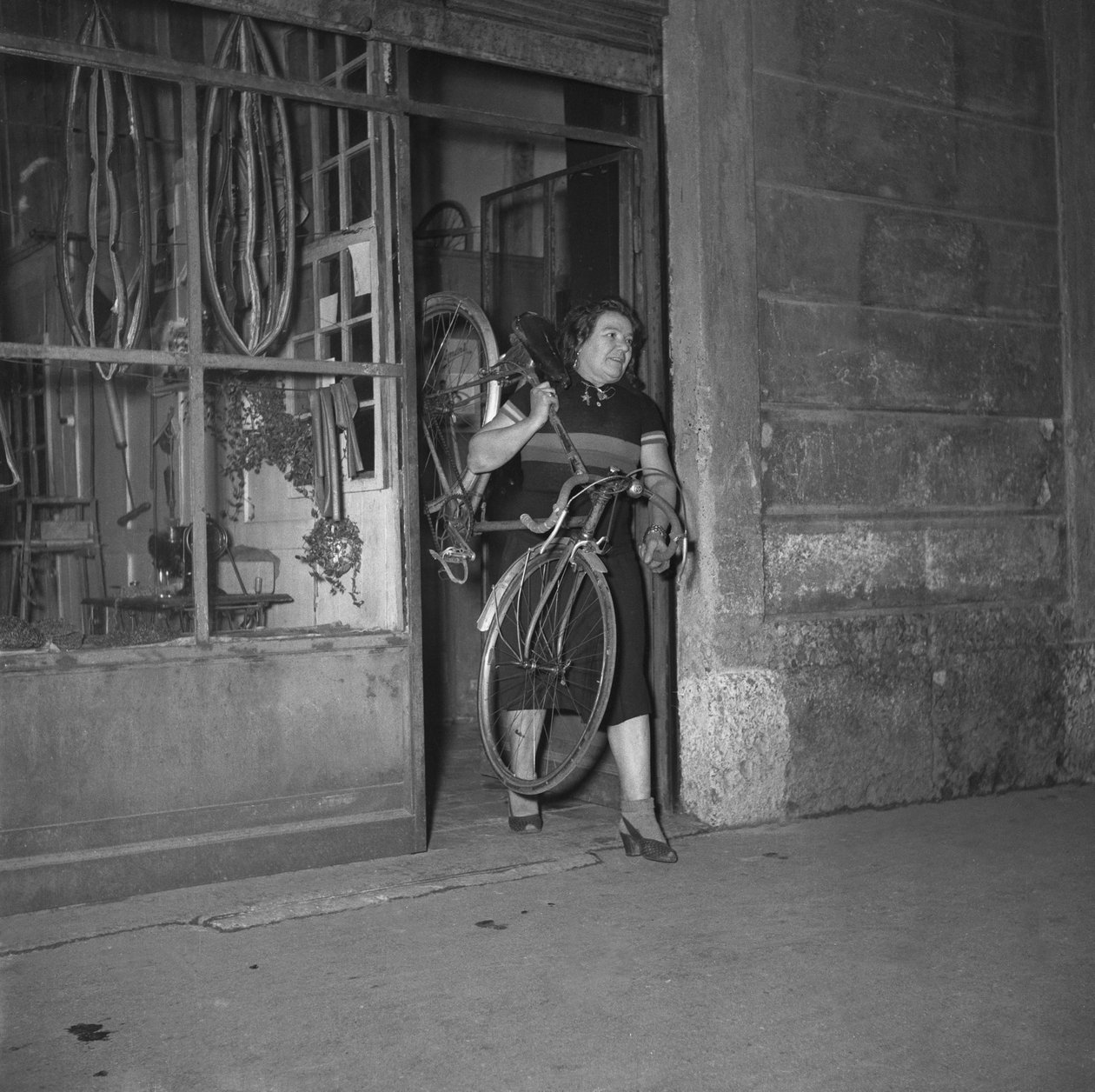 Cyklisten Alfonsina Strada (Alfonsa Rosa Maria Morini) tar sig ut ur sin butik på gatan Varesina 80, Milano, Italien av Unbekannter Künstler