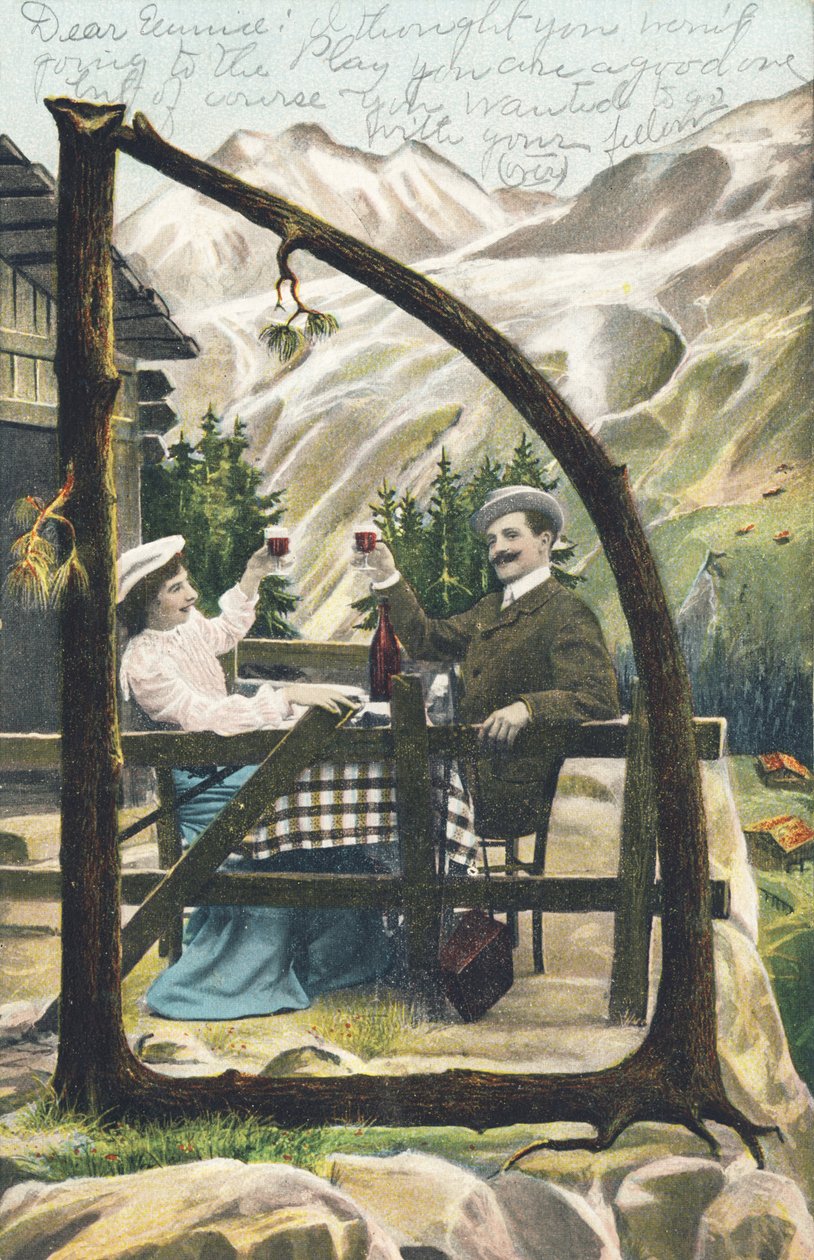 D: En man och en kvinna som sitter vid ett bord framför en fjällstuga klirrar i glas, ett glas vin i händerna - Alfabetets tecken Ref Th. E., L. Theochrom - Serie 994. Theodor Eisman, förläggare, Leipzig av Unbekannt