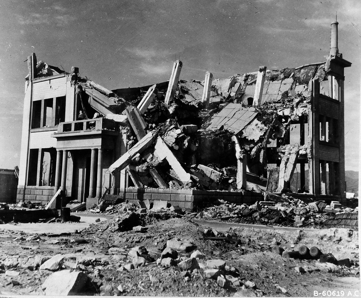 Förstörde byggnaden Chugoku Coal Distribution Company i Hiroshima (även känd som Hiroshima Gas Company; Byggnad 12), Japan, 8 november 1945 (s/v foto) av Unbekannt