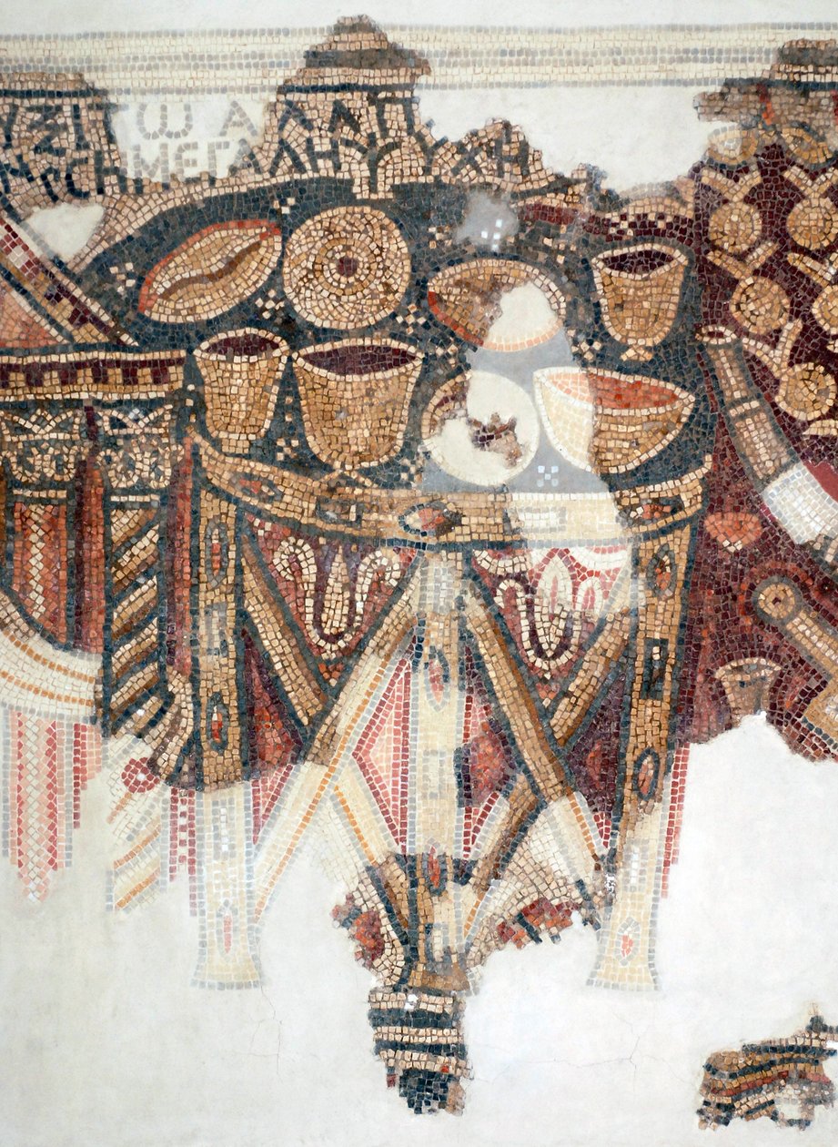 Detalj från ett mosaikgolv som föreställer offerbordet med koppar, skålar och bröd från den samaritanska synagogan i El-Khirbe, Västbanken, 300-talet e.Kr. (mosaik) av Unbekannt