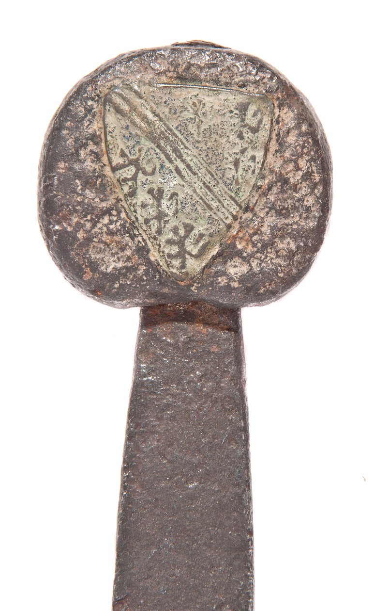 Detalj, senmedeltida bredsvärd med tidigare vikingablad och vapenlager av familjen De Bohun av Unbekannt