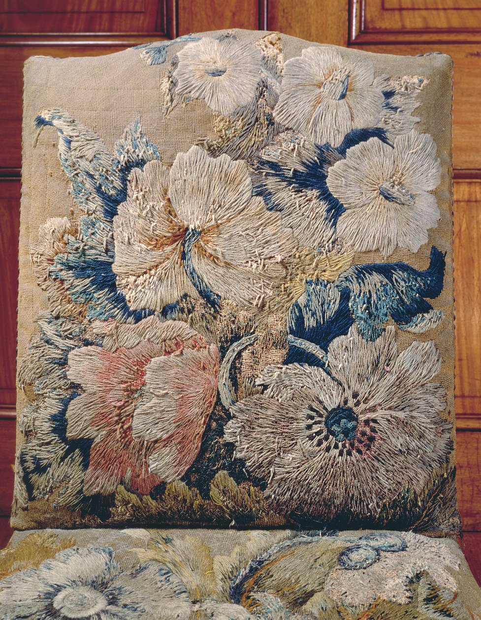 Detalj av ett omslag arbetat av Jane Allgood, stora blommor renderade i långa och korta sömmar i crewels och sidenchenille, gammal guldbakgrund i tältsöm av Unbekannt