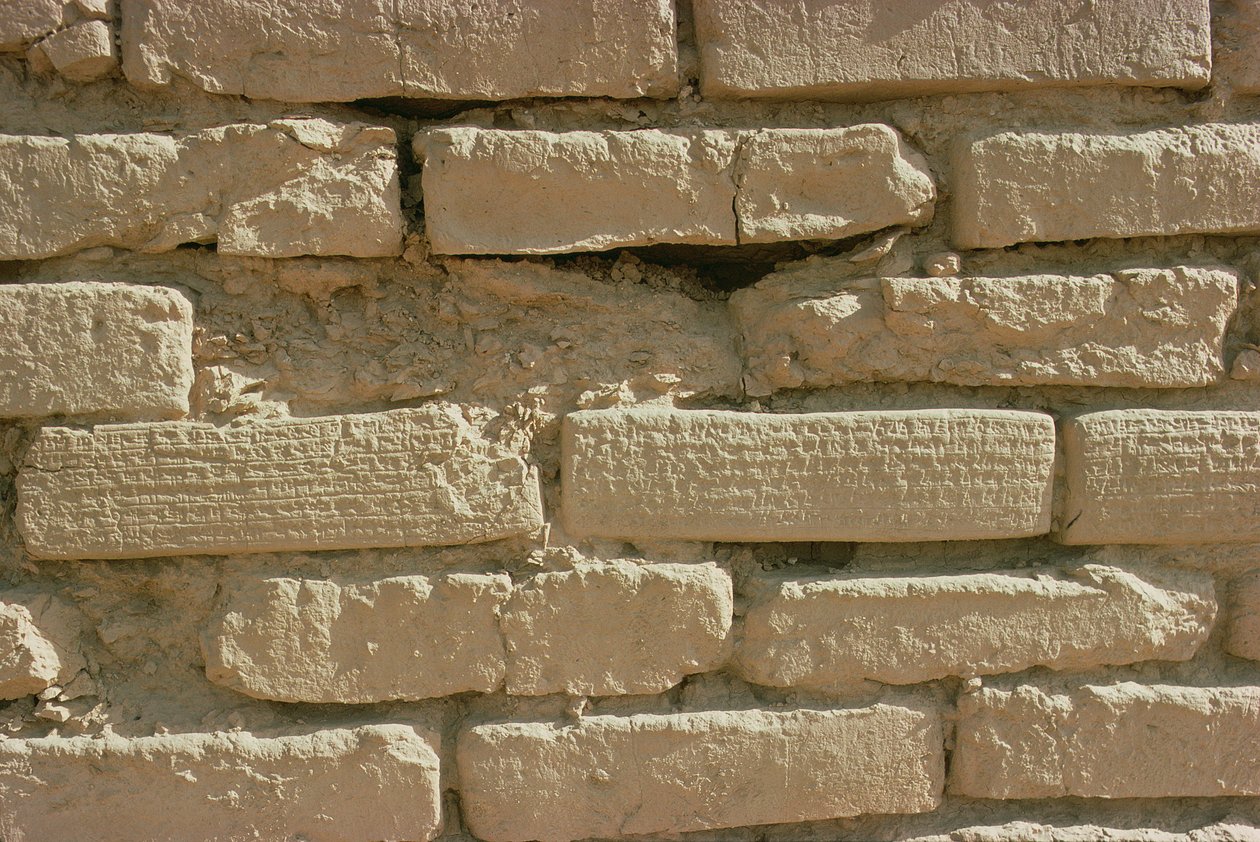 Detalj av tegelstenar med kilskriftsinskriptioner från Ziggurat, byggd av den elamitiska kungen Untash-Gal (ca 1265-46 f.Kr.) (foto) av Unbekannt