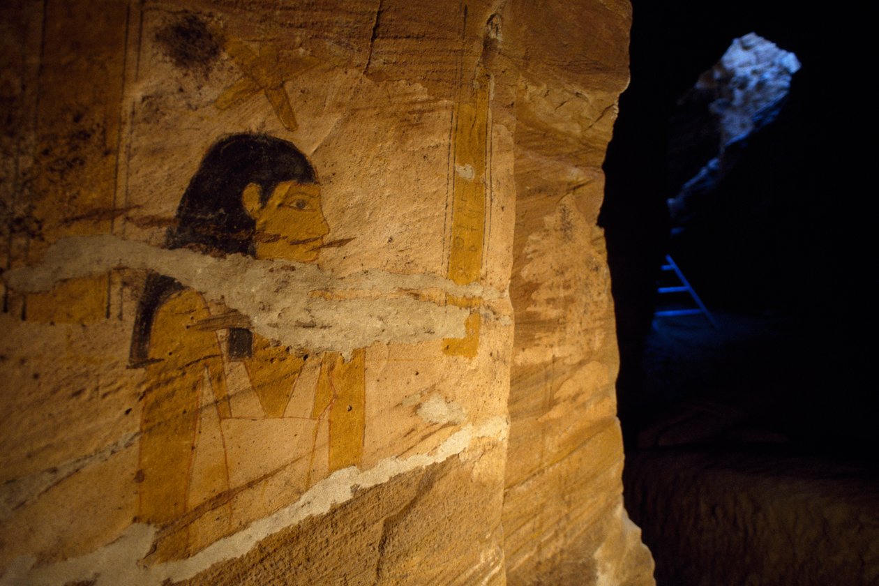 Detalj av väggmålningar som hittades under utgrävningar i guvernörens grav, Valley of Golden Mummies, Bahariya Oasis, Giza, Egypten av Benjamin Baud