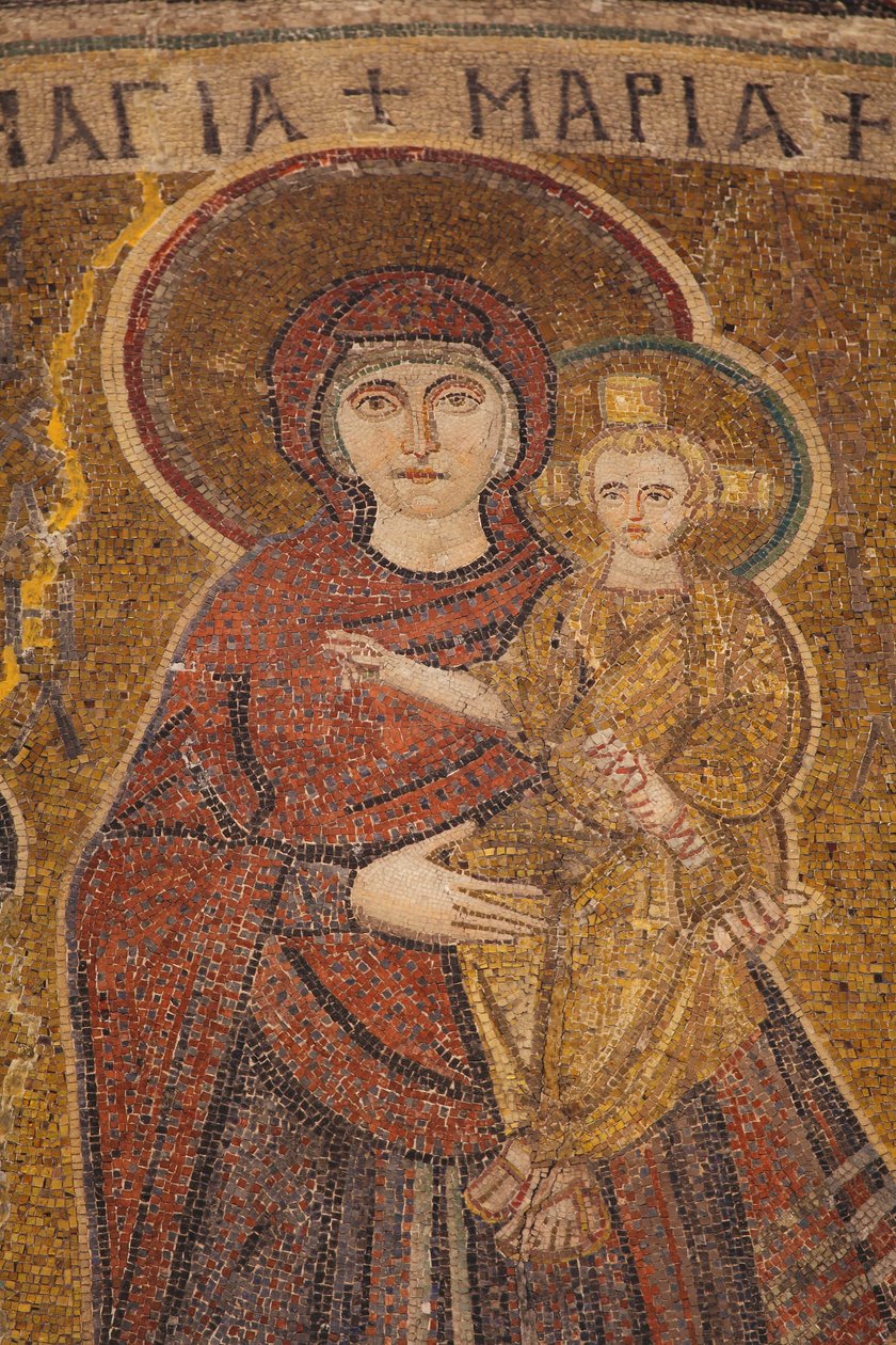 Detalj av mosaiken från 600-talet i kyrkan Panagia Angeloktistos i Kiti, som representerar Jungfru Maria och Jesus mellan de två ärkeänglarna Michel och Gabriel-regionen Larnaca, Cypern av William M. Timlin