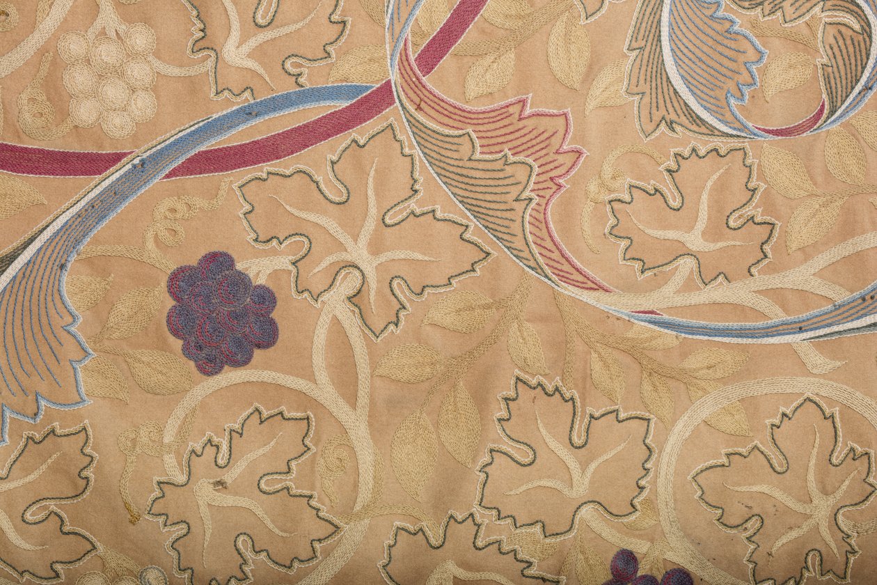 Detalj av den broderade dosalen designad av William Morris, utställd på den östra väggen av priorykyrkans kor (foto) av Unbekannter Künstler