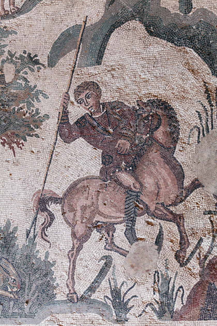 Detalj av den lilla jaktmosaiken. En jägare är på väg att spjuta en hare. 3:e - 4:e århundradet. Romersk villa i Casale, Sicilien. UNESCO plats. av William M. Timlin