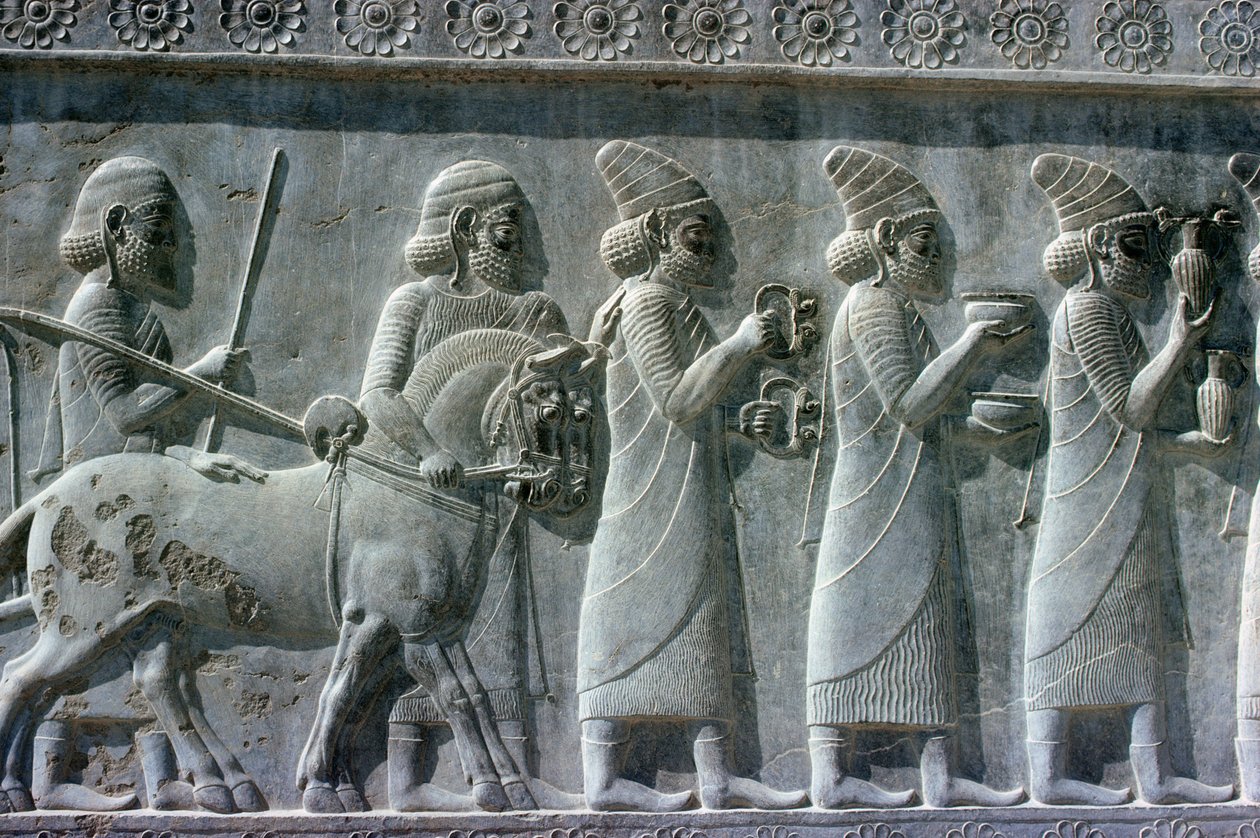 Detalj av relieffrisen på den östra trappan till Apadana (publiksal) som visar lydiska delegater som bär gåvor för en ceremoni, Achaemenian period, c.515 BC (kalksten) (se 117114) av Unbekannt