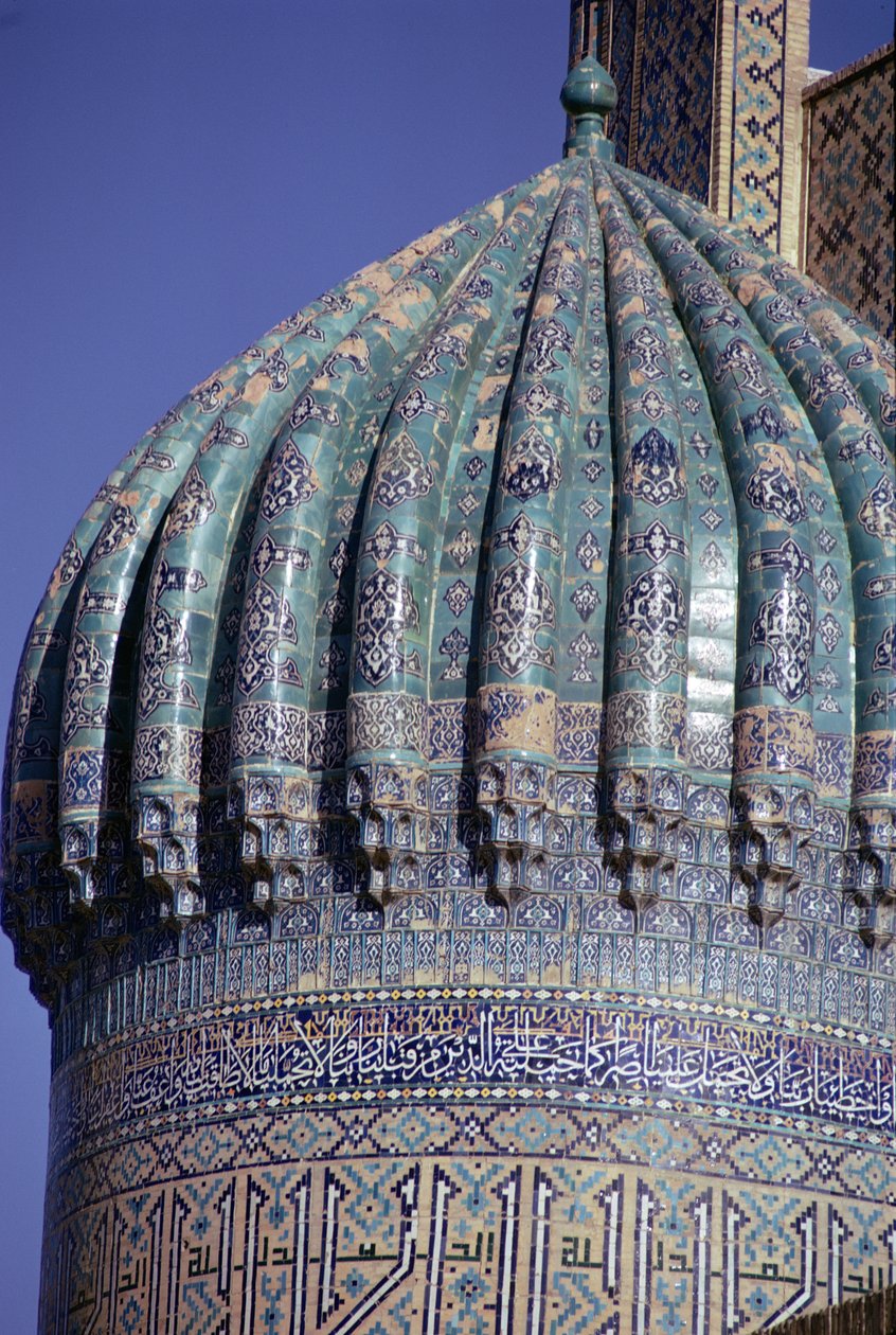 Detalj av den kaklade kupolen på Shirdar Madrasa, Timurid-perioden, Rigestan Square, c.1619-35 (foto) av Unbekannt