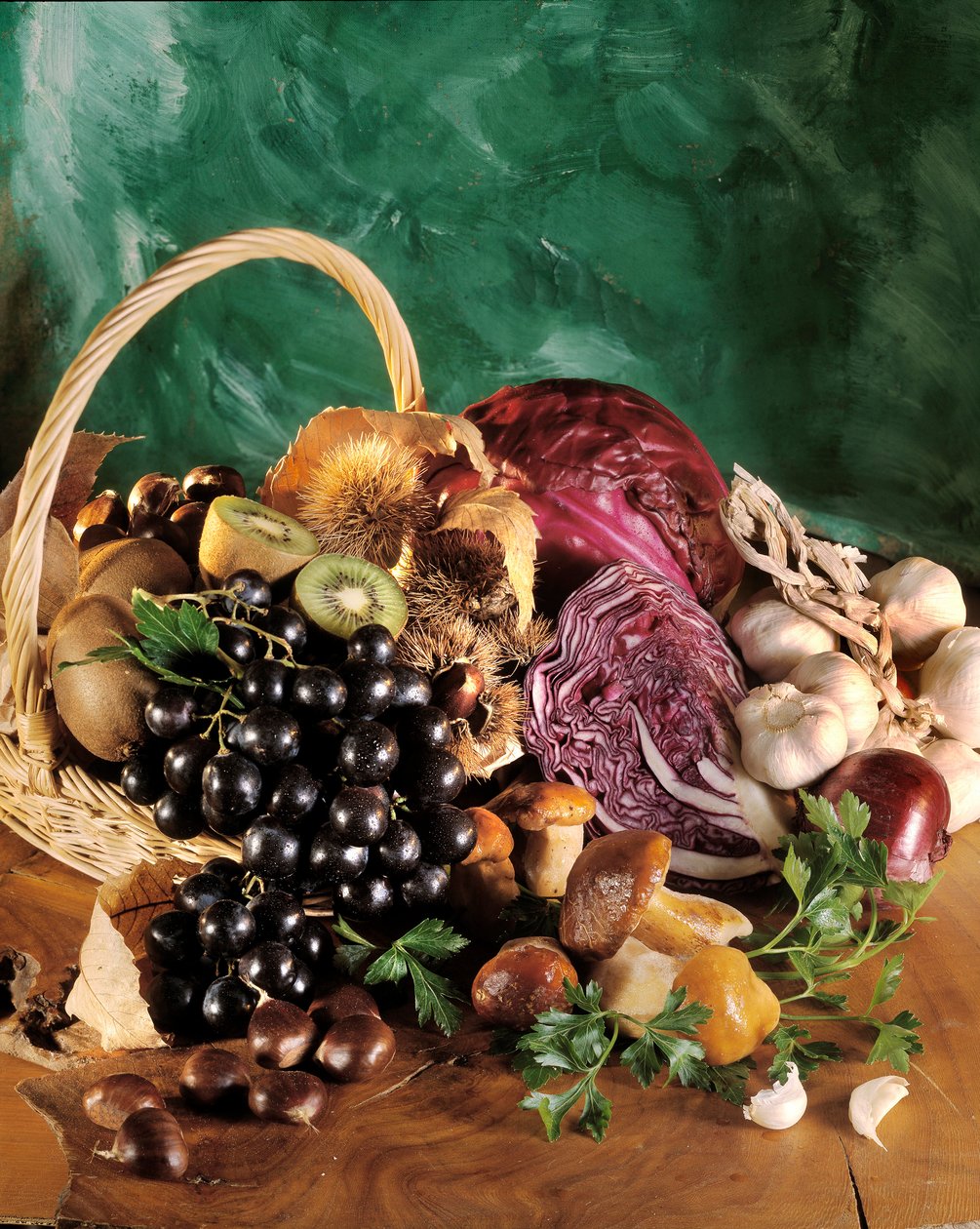 Diet: stilleben av svarta druvor, vitlök, lök, vitlöksklyfta, persilja, svamp, kastanjer, kiwi och rödkål. av William M. Timlin
