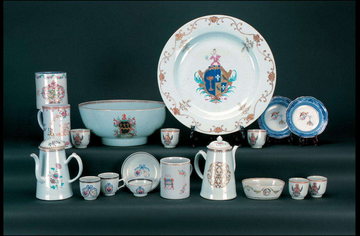 Middagsservering inklusive ett par famille rose armorial fat av Unbekannt