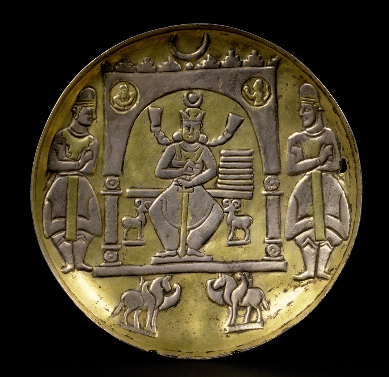 Skål som föreställer en tronande kung flankerad av två små stenbockar som sitter i en paviljong uppburen av två bevingade hästar med två skötare, på en ringbas, sasanian (3:e-700-talen e.Kr.) (förgylld silver) av Unbekannt