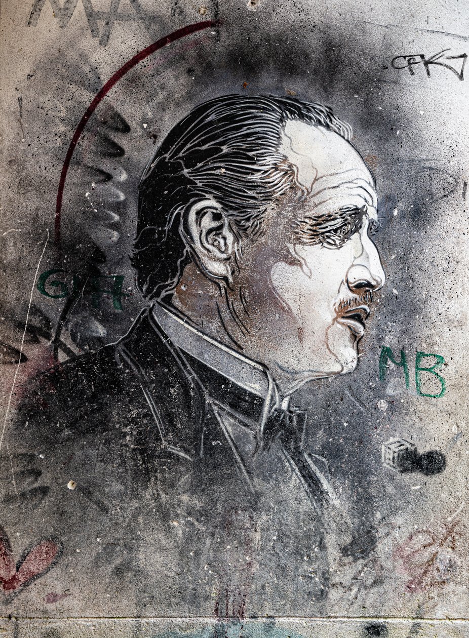 Don Corleone spelad av Marlon Brando av C215 Viuccaria Market av Benjamin Baud