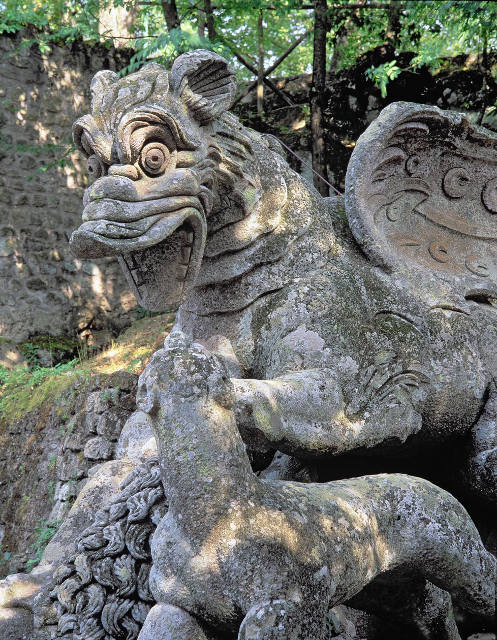 Drakeanfallande lejon, detalj, skulptur från Parco dei Mostri (monsterparken) trädgårdar som anlades mellan 1550-63 av hertigen av Orsini, till mönster av Giacomo Barozzi da Vignola (1507-73) (sten) (foto) (se även 98890-92) av Unbekannt