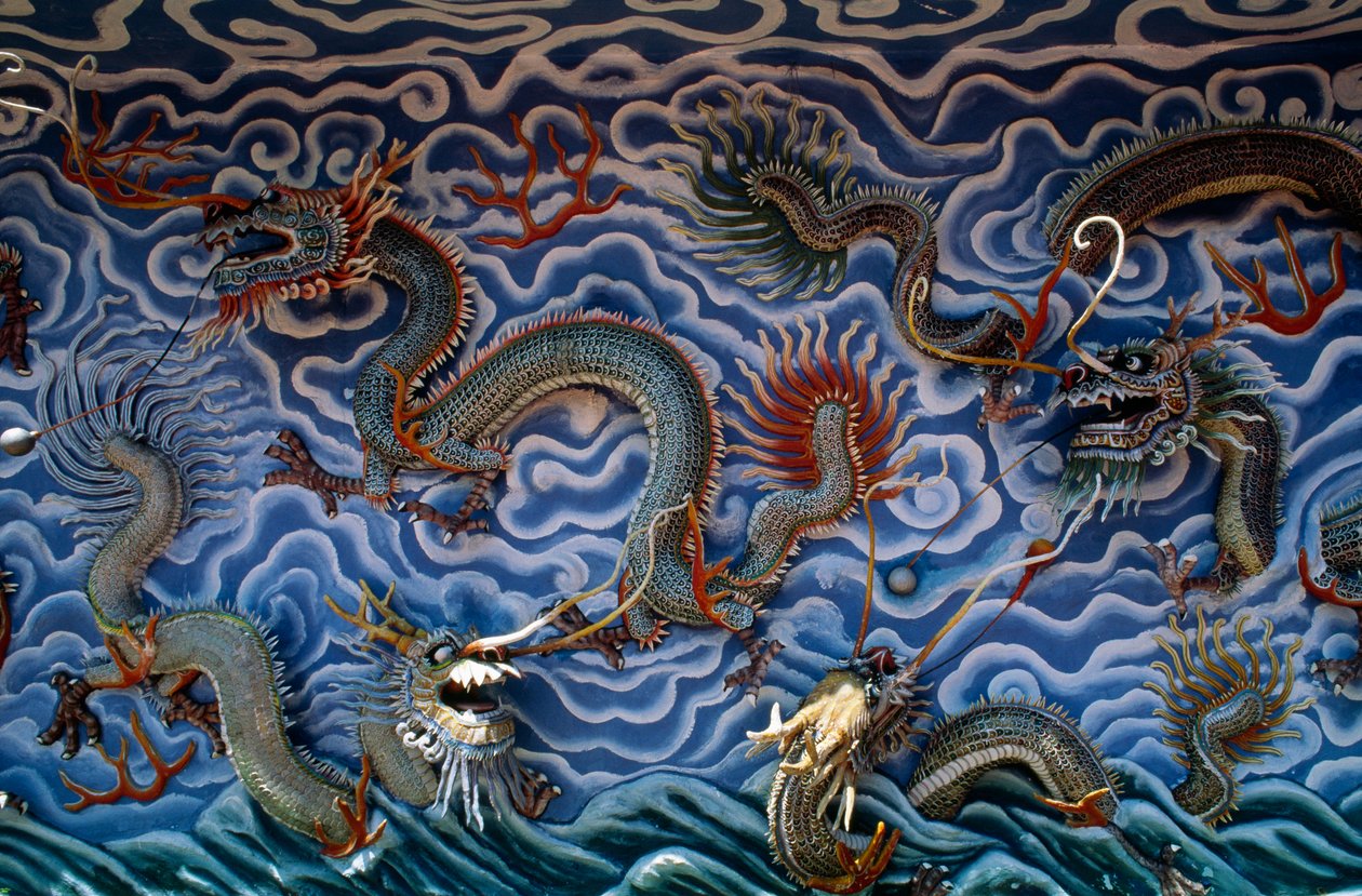 Dragons, Haw Par Villa (Tiger Balm Garden), en nöjespark baserad på kinesisk mytologi och legender, Singapore, Republiken Singapore av Benjamin Baud