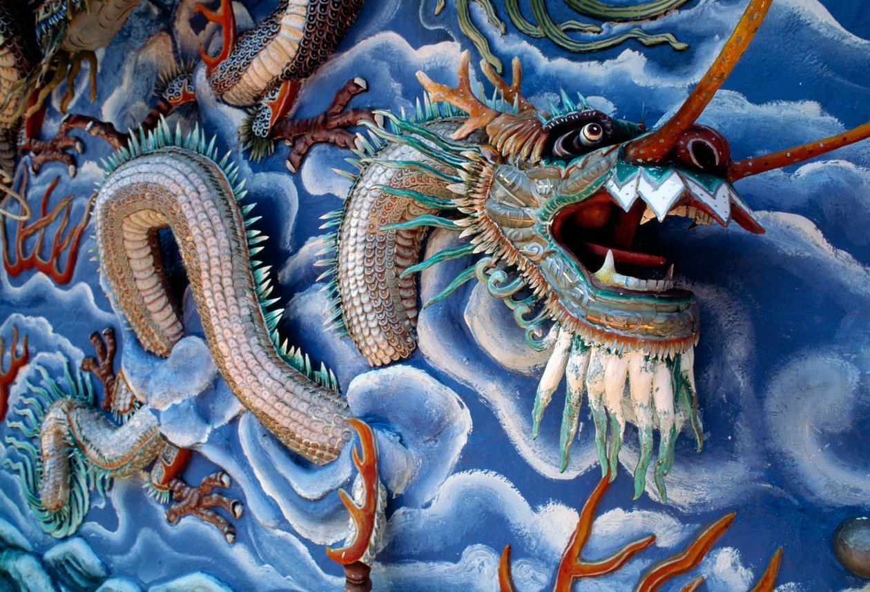 Dragons, Haw Par Villa (Tiger Balm Garden), en nöjespark baserad på kinesisk mytologi och legender, Singapore, Republiken Singapore av Benjamin Baud