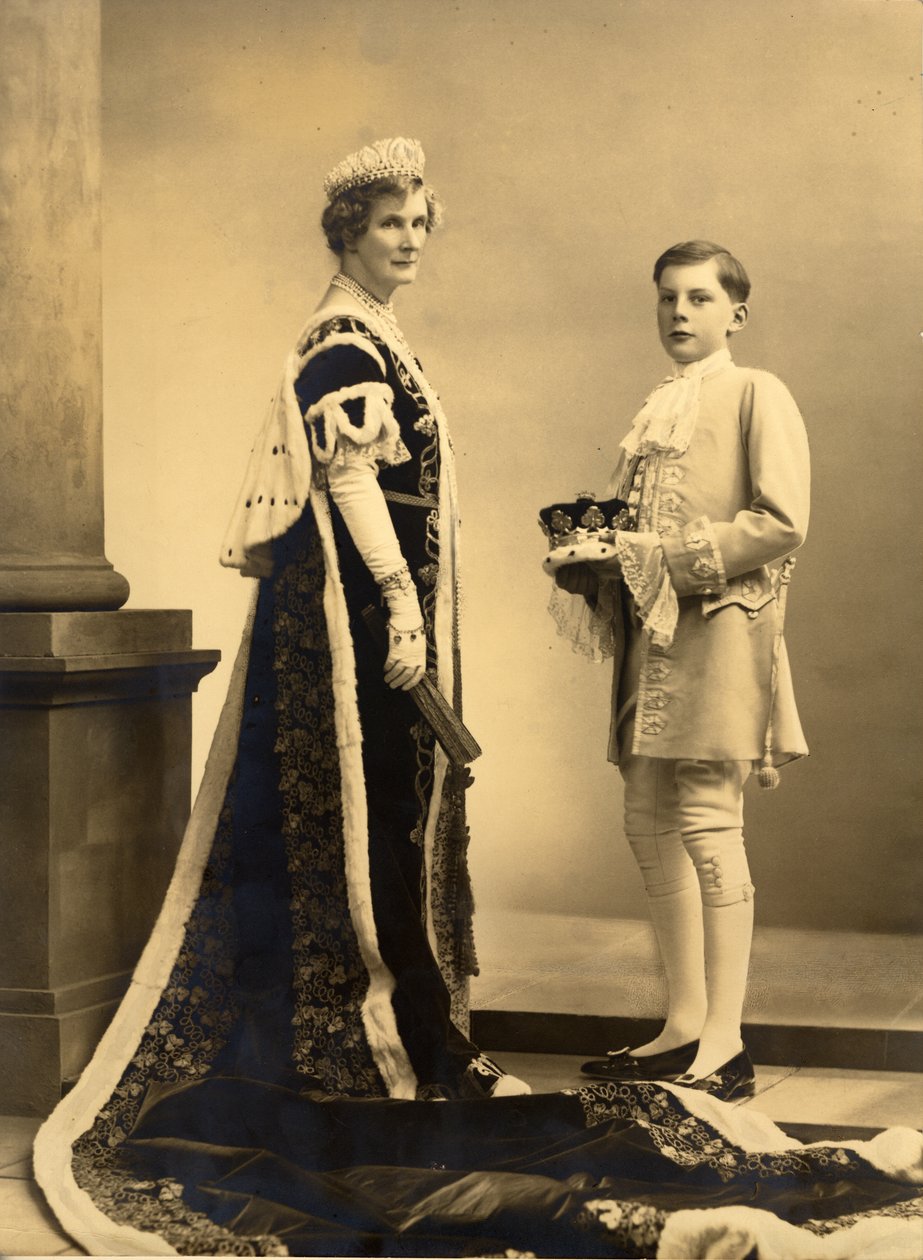 Hertiginnan Evelyn och Michael Baillie vid kröningen av George VI, av Speight Ltd av William M. Timlin
