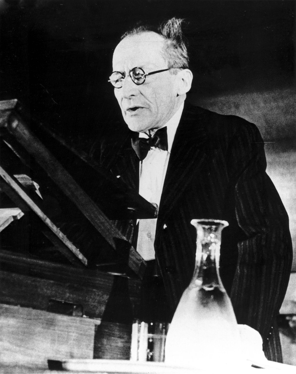 Erwin Schrodinger, österrikisk fysiker, håller en föreläsning av Unbekannt