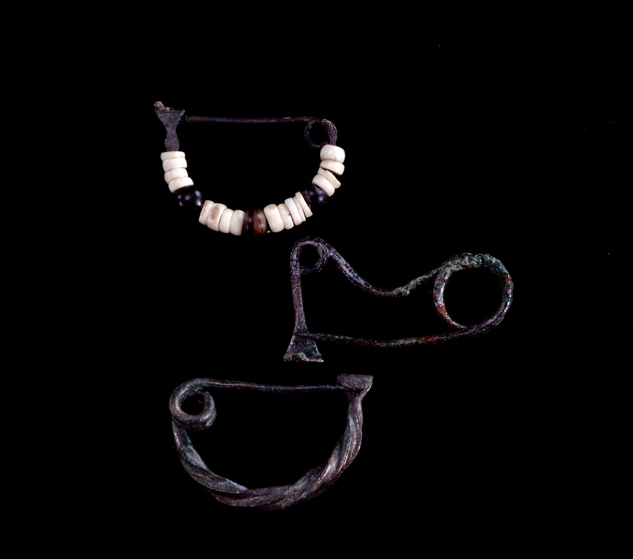 Etruskisk konst: tre typer av bronsfibuler från graven 59 av Poggio Selciatello, Pian della Regina, Tarquinia - 900-talet f.Kr. - Dim 3,8 cm 3,3 cm och 3,5 cm - av Unbekannt