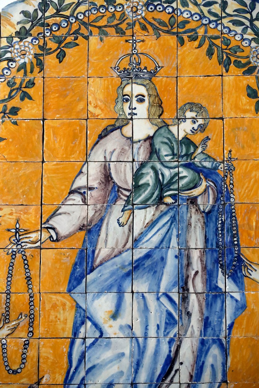 Evora Museum. Azulejos. Saint Dominic tar emot rosenkransen från Jungfrun. Portugal. av Benjamin Baud