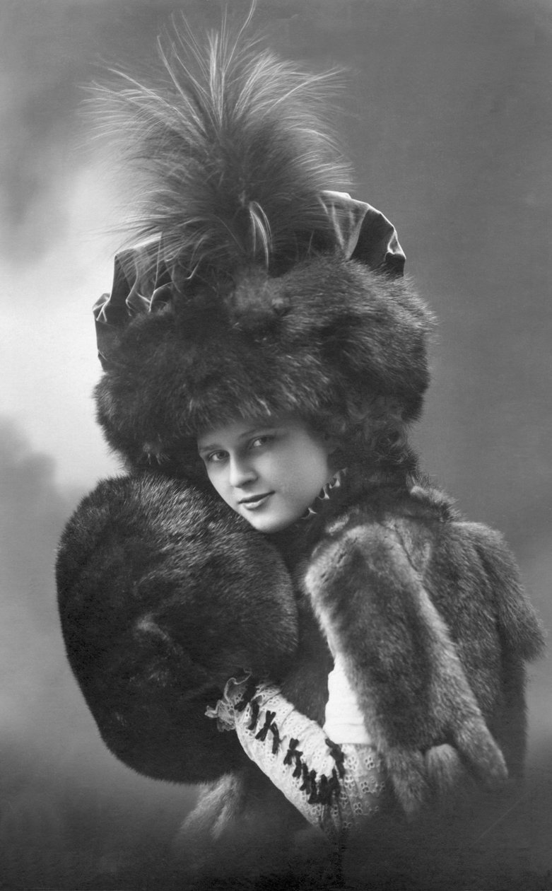 Mode: en ung kvinna i päls (kappa, fjäderhatt och ärm). Annees 1920-1930 Historiskt modefotografi, kvinnlig modell av Unbekannter Künstler