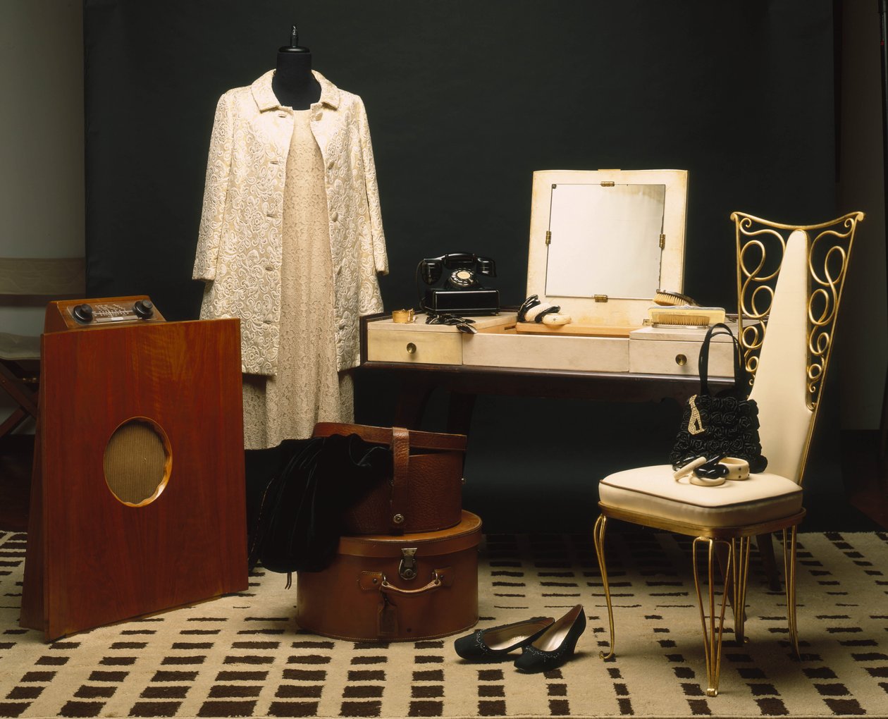 Mode och möbler från 1920-talet (Annees folles): engelsk radio Murphy 146, badrumsmöbler i ebene makassar (macassar) och Dominique pergament, vit lädersits och slagjärn, bordstelefon Monophone electric inc USA. av Unbekannt
