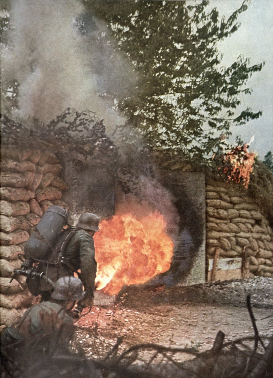 Eld och död, Ett befäst sovjetiskt läger exploderar i lågor med hjälp av eldkastare, från "Signal" Magazine, nr 14, andra upplagan i juli 1942 (foto) av Unbekannter Künstler