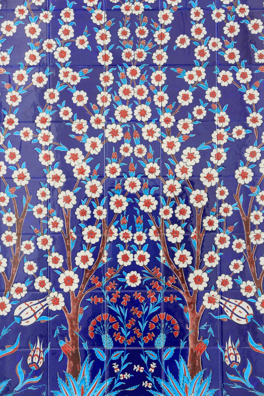 Blommor. En av de 80 Iznikpaneler - mycket dekorerade keramiska plattor som var populära på 1500-talet - som tydligt finns i Istanbuls kejserliga och religiösa byggnader. Sheikh Zayed-moskén. 1995. Emiratet Abu Dhabi av Unbekannt
