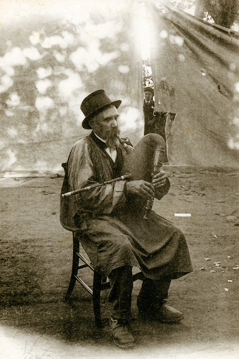 Folklore i Auvergne: musiker som spelar Chabrette, tidigt 1900-tal (s/v foto) av Alec Hunter