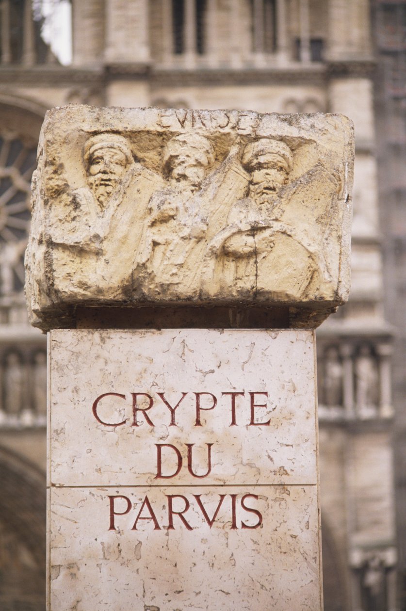 Frankrike, Paris, Crypte du Parvis inskription vid arkeologisk krypta, på Ile de la Cite, sten med inskription och sniderier. av Unbekannt