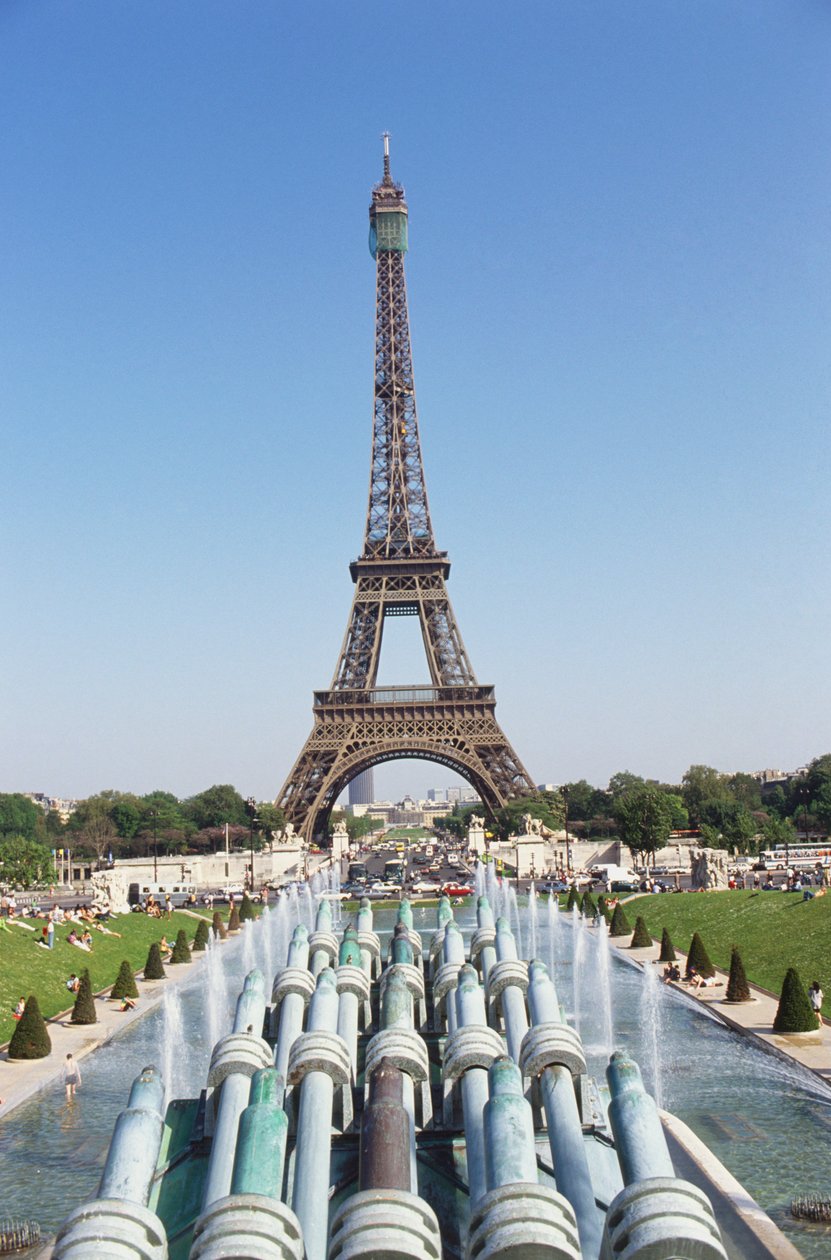 Frankrike, Paris, Eiffeltornet från Trocadero, står ovanför broarna och fontänerna i den omgivande parisiska stadsbilden. av Unbekannt