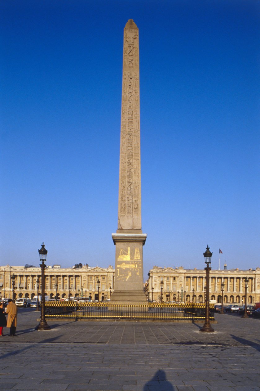 Frankrike, Paris, Obelisk av Luxor vid Place de la Concorde, egyptisk obelisk som tornar upp sig över byggnaden täckt av förgyllda hieroglyfiska gravyrer. av Unbekannt