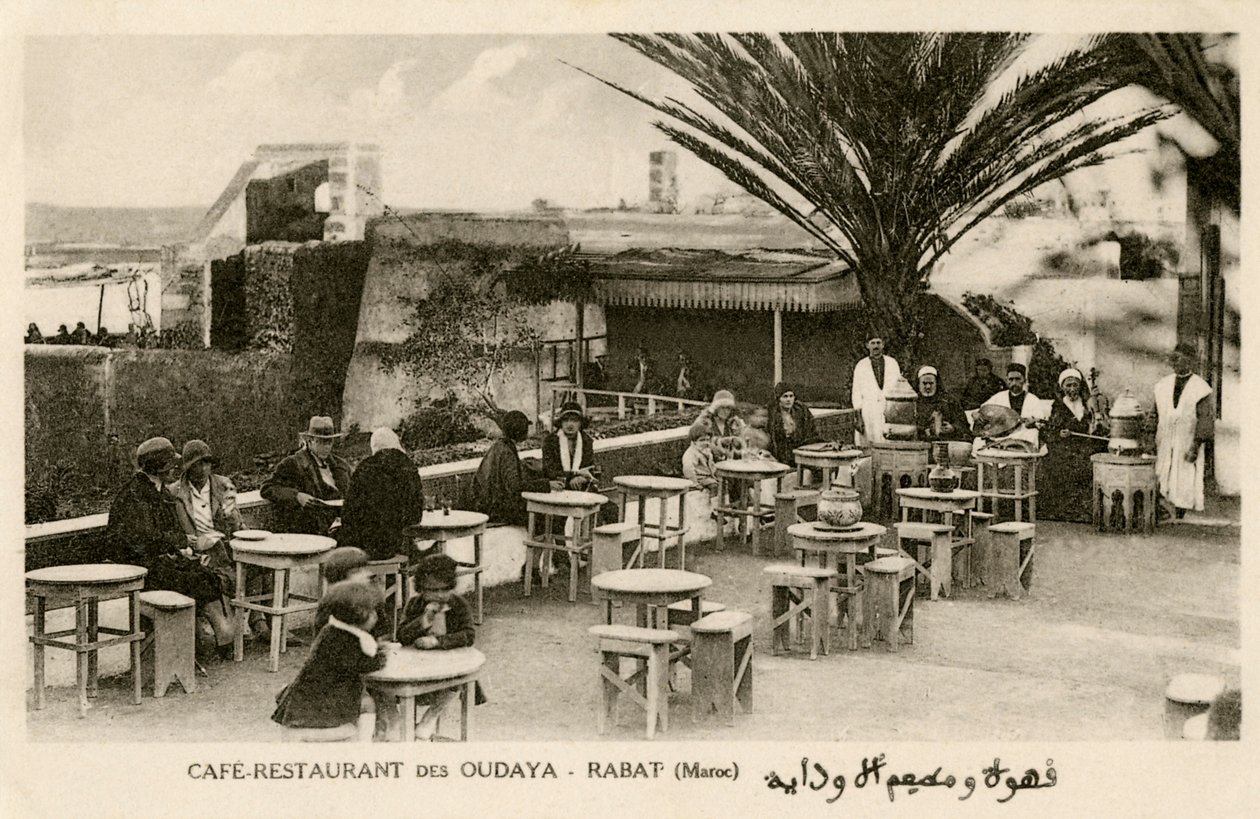 Fransmän och marockaner på Oudaya Café, Rabat av Unbekannter Künstler