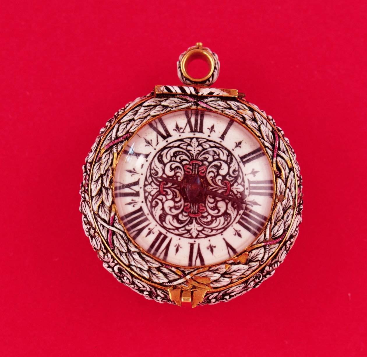 Franskt fickur med guldboett emaljerad i relief med vita blommor och bladverk med svarta markeringar, av Goullons, ca 1650 (se även 66858) av Unbekannt