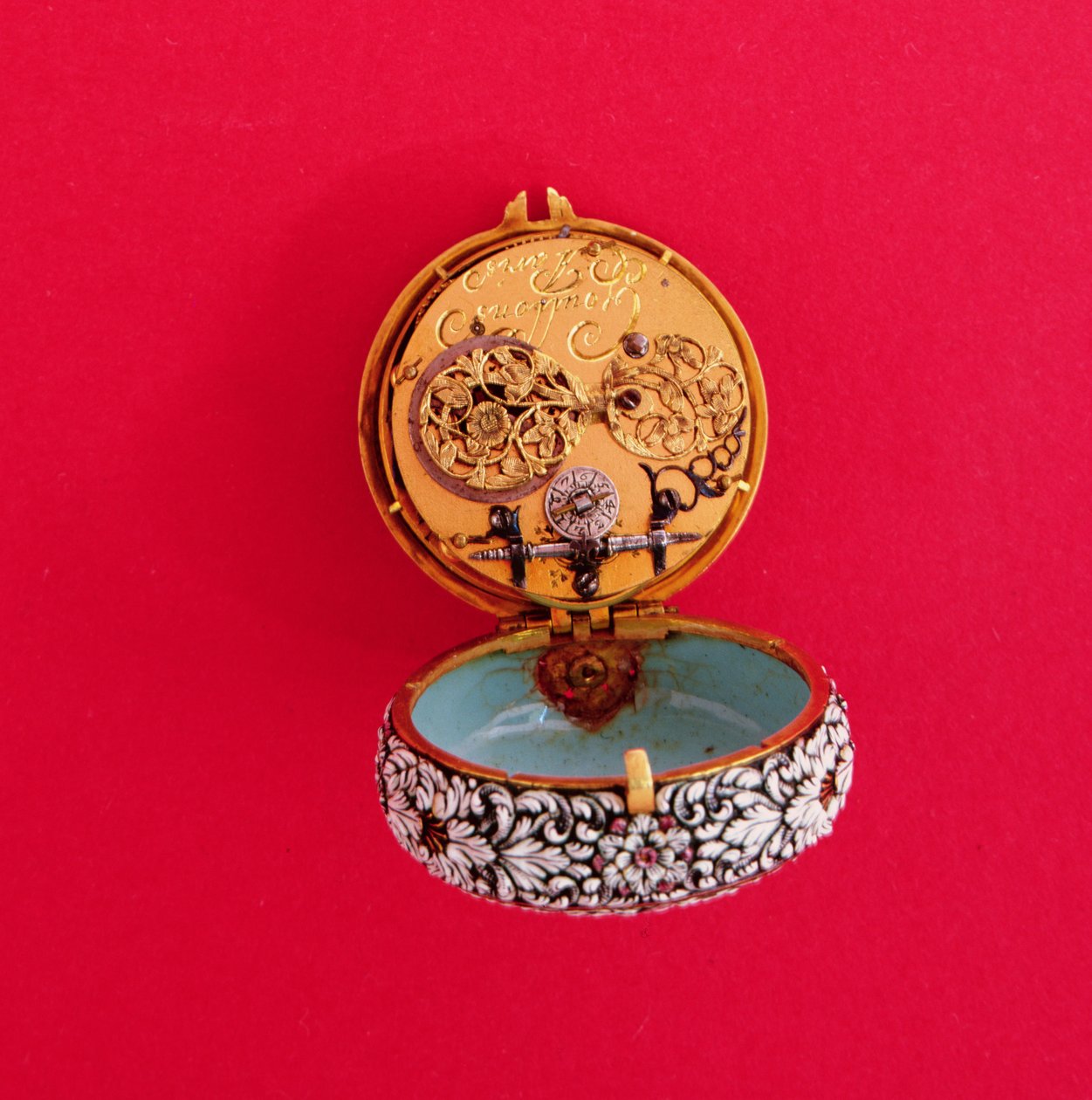 Franskt fickur med guldboett emaljerad i relief med vita blommor och bladverk med svarta markeringar, av Goullons, ca 1650 (visar innerplatta, se även 66857) av Unbekannt
