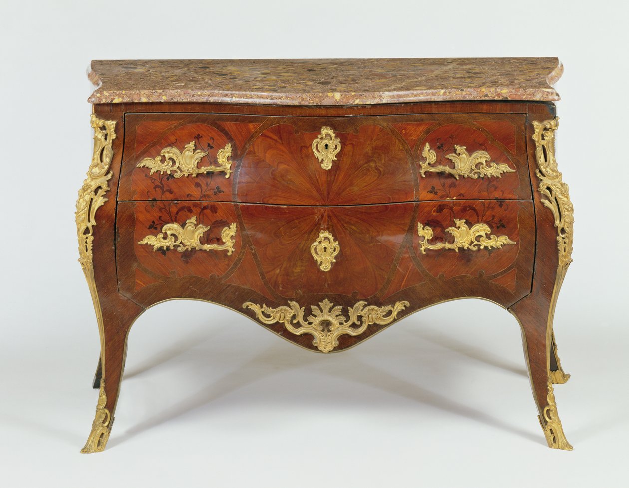 Fransk serpentinkommod med fästen i förgylld brons och marmorskiva, ca 1740 av Unbekannt