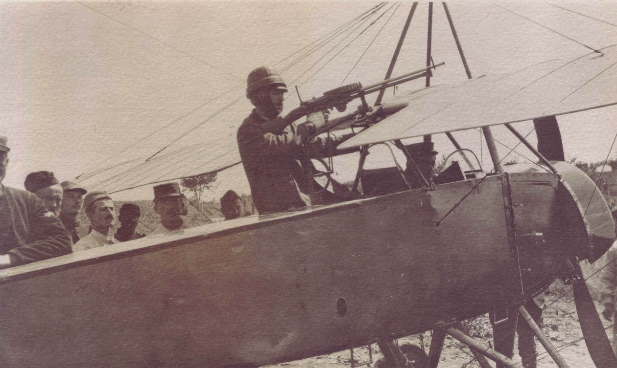 Franska soldater runt maskingeväret på ett flygplan - 1915 av Unbekannt