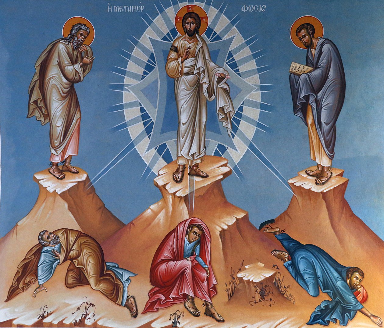 Fresk i helig korskyrka, Pedoulas. Förvandlingen, Kristus förvandlas mellan Elia och Moses som håller i lagens tavlor. Vid deras fötter, apostlarna Jakob, Johannes och Petrus 20150510, Pedoulas, Cypern av Unbekannt